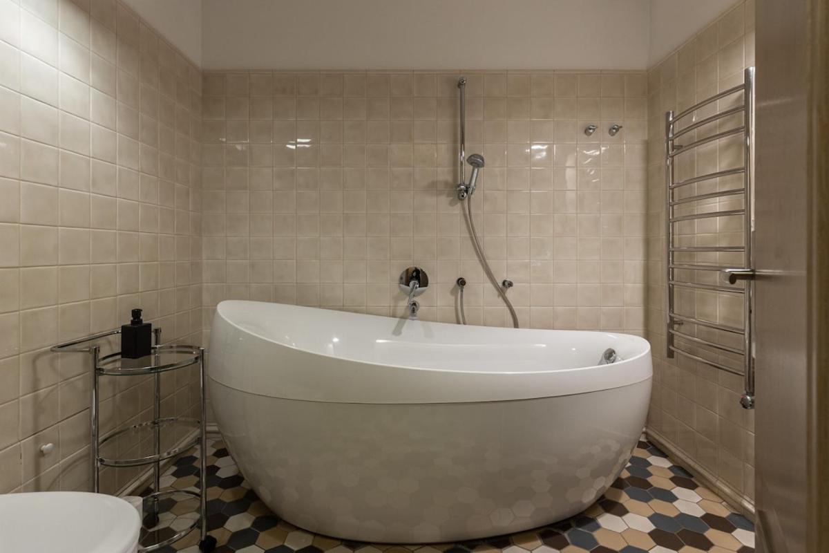 Classic 1-bedroom In Old Town Apartment